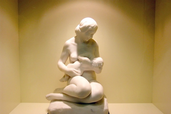 breastfeeding statue2